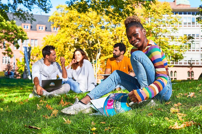 Lifestyle, Peoplefotografie, Kaplan Language School, Freiburg, Andreas Gerhardt, Fotograf, Malt, Diversität, International, Students