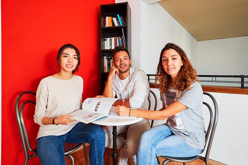 Lifestyle, Peoplefotografie, Kaplan Language School, Freiburg, Andreas Gerhardt, Fotograf, Malt, Diversität, International, Students