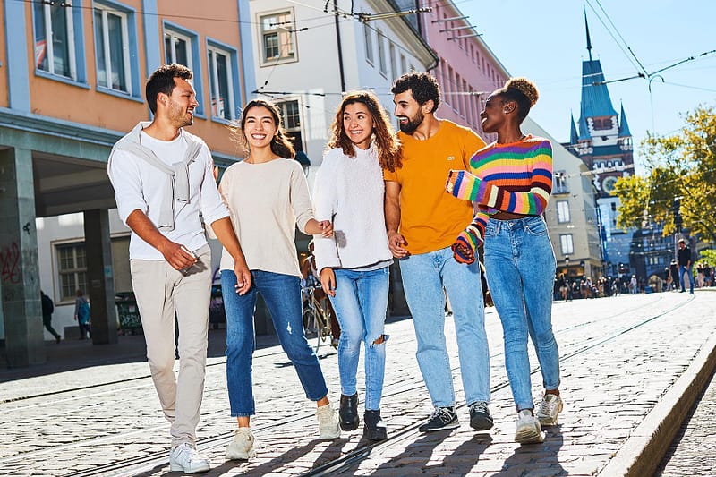 Lifestyle, Peoplefotografie, Kaplan Language School, Freiburg, Andreas Gerhardt, Fotograf, Malt, Diversität, International, Students