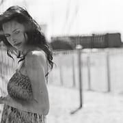 DOGMA 95 Deauville Trouville Peter Lindbergh Lars von Trier Andreas Gerhardt deutscher Fotograf Modefotografie Frau am Strand Netz Blick Augen Hände sw Analog