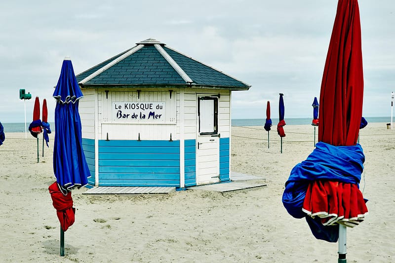 DOGMA 95 Deauville Trouville Peter Lindbergh Lars von Trier Andreas Gerhardt deutscher Fotograf Modefotografie Strand Bar de la Mer Sonnenschirme