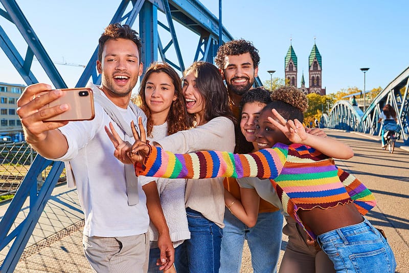 Lifestyle, Peoplefotografie, Kaplan Language School, Freiburg, Andreas Gerhardt, Fotograf, Malt, Diversität, International, Students