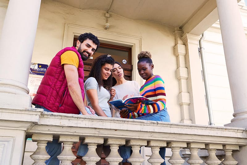 Lifestyle, Peoplefotografie, Kaplan Language School, Freiburg, Andreas Gerhardt, Fotograf, Malt, Diversität, International, Students