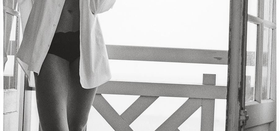 Peter Lindbergh Fotograf Trouville Deauville schwarz/weiss analog Film Smoking Women Linda nachmittags Hotel