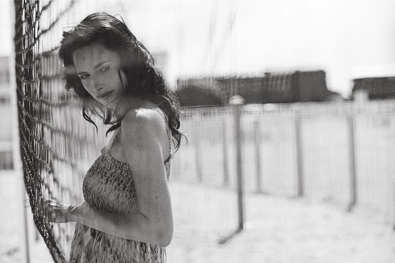 DOGMA 95 Deauville Trouville Peter Lindbergh Lars von Trier Andreas Gerhardt deutscher Fotograf Modefotografie Frau am Strand Netz Blick Augen Hände sw Analog