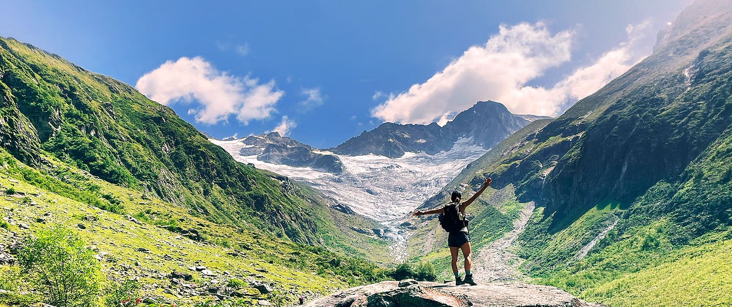 Blog_CHakren_Logo_HP_Relaunch_IMG_8024 Über die Chakrenlehre Eine junge Frau steht auf einem Felsen in einem Alpen Hochtal und öffnet sich der schöpferischen Energie