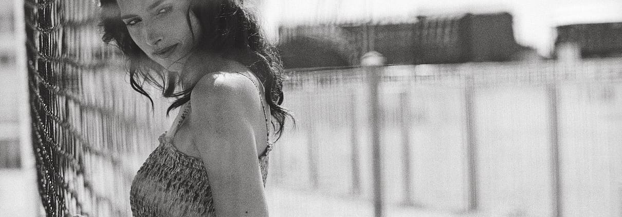 DOGMA 95 Deauville Trouville Peter Lindbergh Lars von Trier Andreas Gerhardt deutscher Fotograf Modefotografie Frau am Strand Netz Blick Augen Hände sw Analog